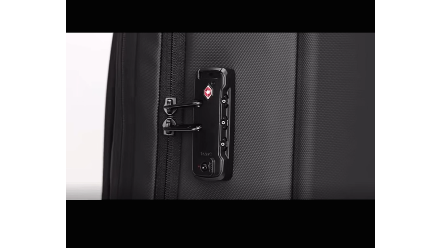 Primer plano del candado integrado y seguro en las cremalleras de esta mochila de viaje.