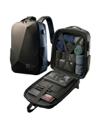 Photographie de présentation du sac à dos KABYN noir. À gauche, le sac est fermé, montrant son design rigide géométrique moderne et son port USB. À droite, le même sac est grand ouvert à 180° (style valise), révélant une organisation optimale : compartiment avec sangles contenant 7 vêtements enroulés et une trousse, et un volet avant organisé avec un ordinateur, un passeport, un carnet, un stylo et une pochette de câbles/chargeur.