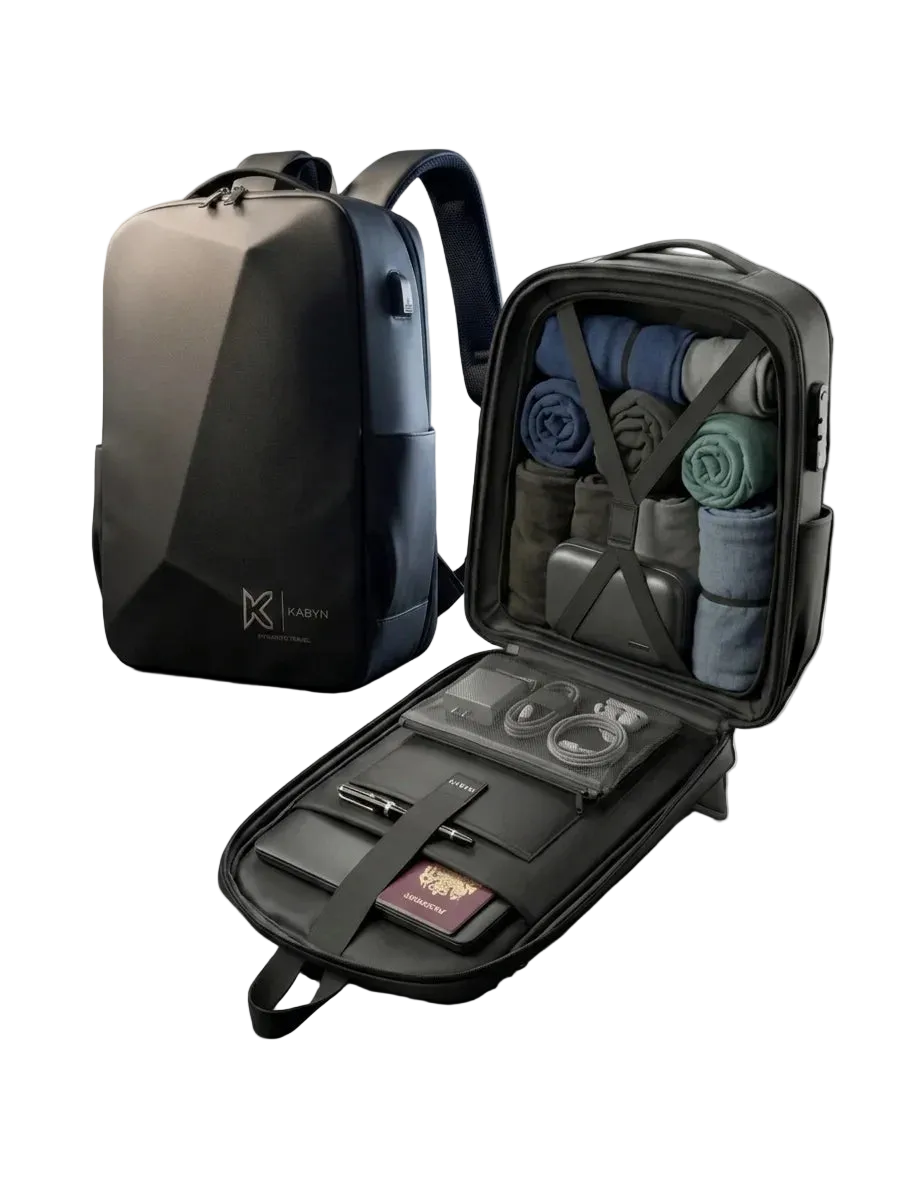 Photographie de présentation du sac à dos KABYN noir. À gauche, le sac est fermé, montrant son design rigide géométrique moderne et son port USB. À droite, le même sac est grand ouvert à 180° (style valise), révélant une organisation optimale : compartiment avec sangles contenant 7 vêtements enroulés et une trousse, et un volet avant organisé avec un ordinateur, un passeport, un carnet, un stylo et une pochette de câbles/chargeur.