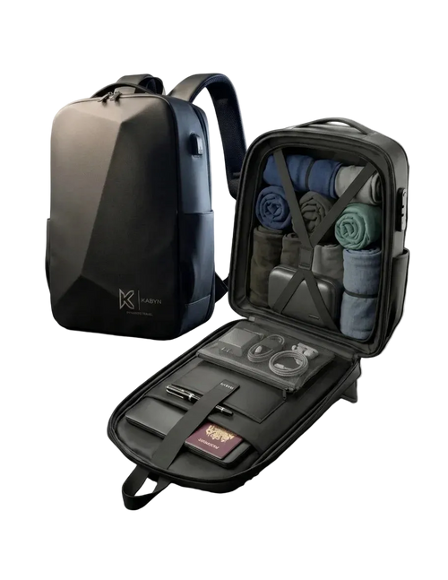 Photographie de présentation du sac à dos KABYN noir. À gauche, le sac est fermé, montrant son design rigide géométrique moderne et son port USB. À droite, le même sac est grand ouvert à 180° (style valise), révélant une organisation optimale : compartiment avec sangles contenant 7 vêtements enroulés et une trousse, et un volet avant organisé avec un ordinateur, un passeport, un carnet, un stylo et une pochette de câbles/chargeur.