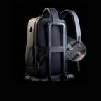 Détail des bretelles ergonomiques et du panneau dorsal rembourré et respirant du sac de voyage pour Volotea et Easyjet..